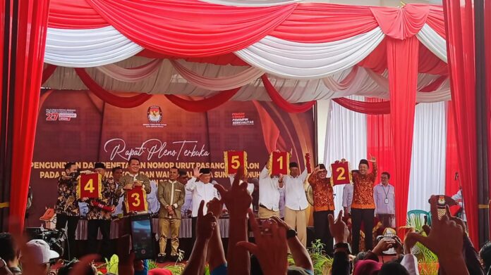 Pengundian No Urut di laksanakan di Gedung KPU Kota Sungai Penuh pengundian No urut di Ikuti oleh 5 Pasangan Calon Walikota dan Wakil Walikota Pengundian No Urut di laksanakan di Gedung KPU Kota Sungai Penuh pengundian No urut di Ikuti oleh 5 Pasangan Calon Walikota dan Wakil Walikota
