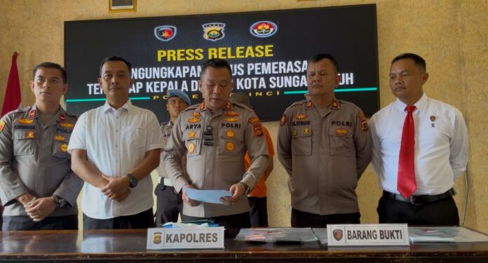 Kapolres Kerinci AKBP Arya Tesa Brahma menjelaskan bahwa pengungkapan kasus Oknum Wartawan Yang Peras Kades