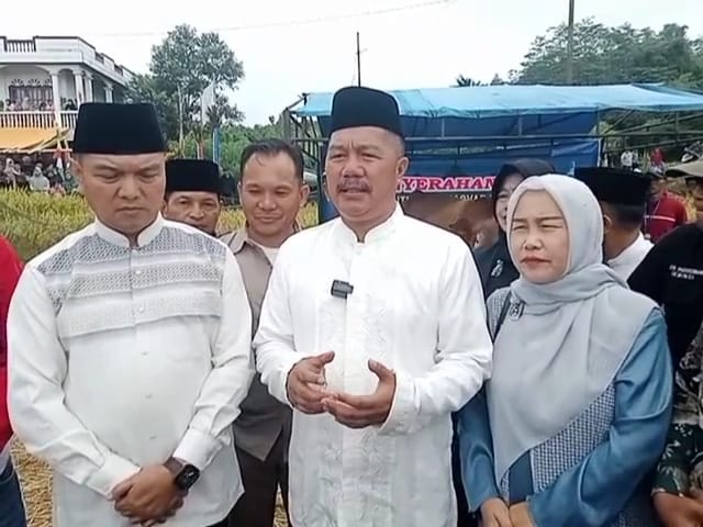 Bupati Kerinci, Monadi, menyerahkan secara simbolis bantuan kemasyarakatan dari Presiden Republik Indonesia, Bapak Prabowo Subianto, berupa satu ekor sapi kurban di Desa Sungai Gelampeh, Kecamatan Gunung Kerinci.