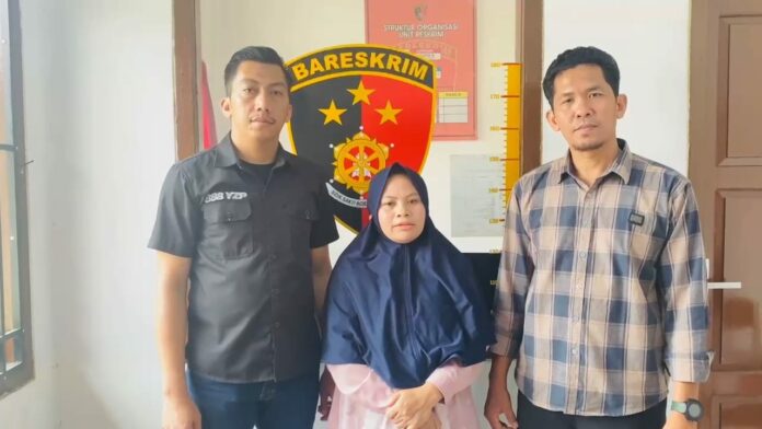 [14:29, 14/06/2025] Kak Desy Koor RRI SP: Wali Kota Alfin Instruksikan PKK Lanjutkan Penanaman Bunga di Taman Bungai Puti Senang Annews.id, Sungai Penuh: Setelah sukses menggelar gotong royong massal di Taman Bungai Puti Senang, Pemerintah Kota Sungai Penuh terus menunjukkan komitmennya dalam membenahi taman yang telah lama terbengkalai. Wali Kota Sungai Penuh, Alfin, memberikan instruksi langsung kepada para ibu-ibu PKK se-Kota Sungai Penuh untuk melanjutkan penanaman bunga di taman tersebut sebagai bagian dari proses revitalisasi. Taman Bungai Puti Senang yang terletak di Desa Talang Lindung, Kecamatan Sungai Bungkal, telah terbengkalai selama hampir 10 tahun. Kini, taman itu mulai dibenahi secara bertahap, dengan harapan akan kembali menjadi ruang terbuka hijau yang indah dan destinasi wisata al… [14:30, 14/06/2025] Kak Desy Koor RRI SP: Taman Bungai Puti Senang Akan Diaktifkan Kembali, Pemkot Sungai Penuh Gelar Gotong Royong Massal Annews.id, Sungai Penuh: Pemerintah Kota Sungai Penuh bersama DPRD Kota Sungai Penuh melaksanakan kegiatan gotong royong massal di Taman Bungai Puti Senang, Desa Talang Lindung, Kecamatan Sungai Bungkal, pada Sabtu pagi (14/6/2025). Kegiatan ini menjadi langkah awal dalam upaya menghidupkan kembali taman yang telah terbengkalai selama hampir satu dekade. Seluruh jajaran Pemkot Sungai Penuh, termasuk dinas-dinas terkait dan unsur legislatif, turut hadir dan berpartisipasi aktif dalam aksi kebersamaan tersebut. Lokasi taman yang dulunya menjadi salah satu ikon wisata lokal kini mulai menunjukkan tanda-tanda perubahan positif. Wali Kota Sungai Penuh, Alfin, saat d… [14:30, 14/06/2025] Kak Desy Koor RRI SP: @Elvia Nengsih @Lalan tolong bantu naikkan [14:43, 14/06/2025] Kak Desy Koor RRI SP: 200 Lebih Kendaraan Dinas Kerinci Menunggak Pajak Kontribusi PAD Terhambat, Sebagian Milik Pejabat Utama Annews.id, Kerinci: Lebih dari 200 unit kendaraan dinas milik Pemerintah Kabupaten Kerinci tercatat masih menunggak pajak kendaraan bermotor. Data ini disampaikan langsung oleh Kepala Seksi Pendataan, Penyuluhan, dan Penagihan Pajak UPTD Samsat Kerinci, Soharjoni, yang menyebutkan bahwa angka tersebut mewakili lebih dari 40 persen total kendaraan dinas yang tercatat. “Tunggakan ini mayoritas berasal dari kendaraan dinas milik para pejabat utama di lingkungan Pemkab Kerinci, termasuk kendaraan roda dua,” ungkap Soharjoni saat diwawancarai. Ironisnya, hal ini terjadi di tengah upaya penegakan program 100 hari kerja Bupati Kerinci yang salah satunya menek… [14:43, 14/06/2025] Kak Desy Koor RRI SP: 129 Kendaraan Terjaring Razia Pajak dan TNKB Non-BH Annews.id, Kerinci: UPTD Samsat Kerinci bersama Polres Kerinci, Jasa Raharja, dan Bidang Pendapatan Daerah telah menggelar operasi gabungan penertiban pajak kendaraan bermotor selama dua hari di wilayah Kota Sungai Penuh dan Kabupaten Kerinci. Razia ini menyasar kendaraan dengan pajak mati serta kendaraan berpelat nomor luar daerah (non-BH). Dari hasil pelaksanaan razia, sebanyak 129 kendaraan roda dua dan roda empat terjaring karena menunggak pajak maupun menggunakan pelat nomor luar daerah. Tak hanya kendaraan pribadi, kendaraan dinas juga turut diperiksa oleh petugas di lapangan. Kasi Pendataan, Penyuluhan, dan Penagihan Pajak UPTD PPD Samsat Kerinci, Soharjoni, menyampaikan bahwa razia ini dilakukan d… [14:53, 14/06/2025] Kak Desy Koor RRI SP: DPRD Sungai Penuh Apresiasi Gotong Royong Taman Puti Senang Annews.id, Sungai Penuh: Gerakan gotong royong massal yang digelar Pemerintah Kota Sungai Penuh di Taman Bungai Puti Senang mendapat apresiasi penuh dari DPRD Kota Sungai Penuh. Kegiatan yang bertujuan untuk menghidupkan kembali taman yang telah terbengkalai selama hampir 10 tahun ini dinilai sebagai langkah positif dalam mendorong pertumbuhan ekonomi lokal serta menciptakan destinasi wisata baru di Kota Sungai Penuh. Sekretaris Komisi I DPRD Sungai Penuh, Fery Ariasandi, menyampaikan dukungannya terhadap program revitalisasi taman tersebut. Sebagai putra asli Desa Talang Lindung, tempat taman itu berada, Fery merasa bangga dan berharap gerakan ini menjadi awal dari geliat baru bagi masyarakat seki… [14:54, 14/06/2025] Kak Desy Koor RRI SP: Polres Kerinci Amankan Pria Pengedar Sabu di Desa Bukit Pulai Annews.id, Kerinci: Satuan Reserse Narkoba (Satresnarkoba) Polres Kerinci kembali menunjukkan komitmennya dalam memberantas peredaran narkotika. Seorang pria berinisial RP (29), warga Desa Punai Merindu Kecamatan Danau Kerinci Barat, berhasil diamankan karena diduga memiliki dan menyimpan narkotika jenis sabu dan diketahui merupakan residivis dengan kasus yang sama. Penangkapan dilakukan pada Jumat, 13 Juni 2025 sekitar pukul 23.00 WIB di sebuah rumah kosong dalam komplek SDN 95 Kerinci di Desa Bukit Pulai, Kecamatan Danau Kerinci Barat, Kabupaten Kerinci. Operasi ini berawal dari laporan masyarakat mengenai maraknya peredaran sabu di wilayah tersebut. Saat diamankan, tersangka sempat melakukan… [15:09, 14/06/2025] Kak Desy Koor RRI SP: Sebar Hoaks Daging Kerbau, Wanita Diamankan Polres Kerinci