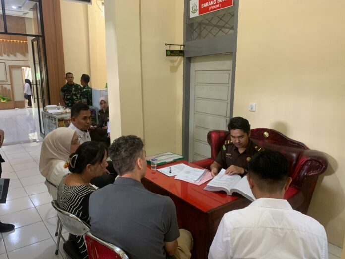 Melanggar Izin Tinggal, WNA Asal Tiongkok Diserahkan ke Kejari Sungai Penuh